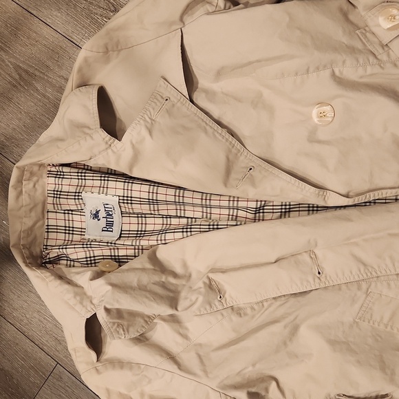 Burberry Light Tan Jacket with Plaid Lining - Picture 2 of 6